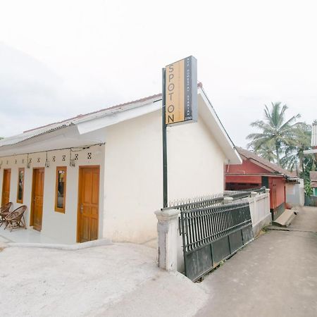 Ayu Homestay Syariah スカブミ エクステリア 写真